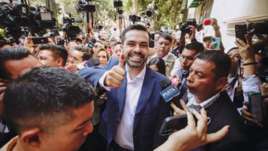 “Vota sonriendo”, dice Máynez al emitir su voto