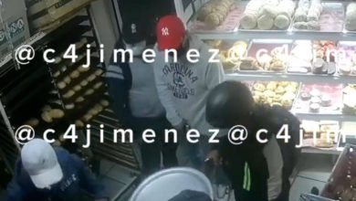 En un video que subió a sus redes sociales Carlos C4Jiménez, se puede observar a un señor que se encuentra escogiendo sus bizcochos, cuando dos, primeros sujetos, con gorra, sudadera y cubrebocas entran con arma en mano. Foto: Captura