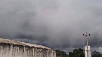 Este fenómeno natural se pudo observar en el poblado de Ticum, en Yucatán, en donde la impresionante imagen es de un cielo teñido de gris y unas nubes que parecen olas que envolverán al dicho lugar. Foto: Captura