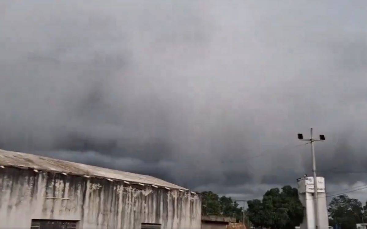 Este fenómeno natural se pudo observar en el poblado de Ticum, en Yucatán, en donde la impresionante imagen es de un cielo teñido de gris y unas nubes que parecen olas que envolverán al dicho lugar. Foto: Captura