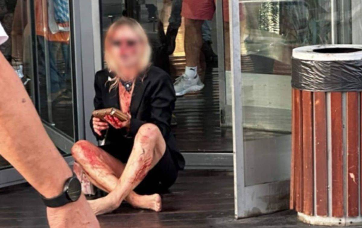 La mujer de 33 años fue captada en video caminado, mientras se reía y desabrochaba el vestido, con el arma por una de las calles de la ciudad costera Herzliya, en Tel Aviv. Foto: Captura