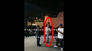 En un video que circula en redes sociales, fue captado a un sujeto en visible estado de ebriedad disparando al aire, mientras sus compas festejan dicha acción. Foto: Captura