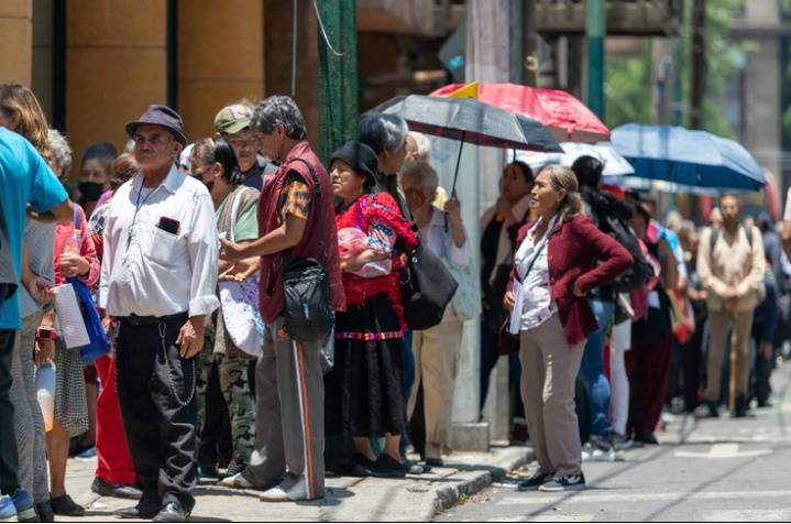 La Pensión del Bienestar de las Personas Adultas Mayores es de los principales programas del gobierno federal tiene, ya que cuenta, actualmente con 12.2 millones de beneficiarios y una inversión social anual de 465 mil millones de pesos. Foto: La Jornada