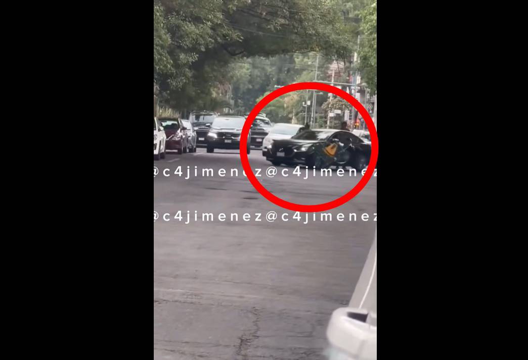 El sujeto, quien al parecer se encontraba estacionado en uno de los lugares marcados para el pago de parquímetro en una calle de Polanco, alcaldía Miguel Hidalgo, fue captado en el momento exacto en que un oficial le trata de colocar la llamada araña. Foto: Captura