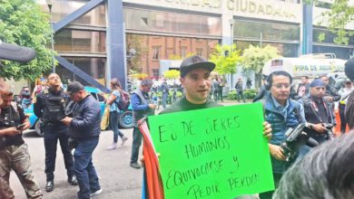 Hoy, al rededor de las 12:00 horas, se llevó acabo una protesta afuera de las oficinas de la Secretaría de Seguridad Ciudadana de la Ciudad de México (SSC-CDMX), en la que estuvieron cinco personas más acompañándolo, para que fuera reinstalado. Foto: Captura