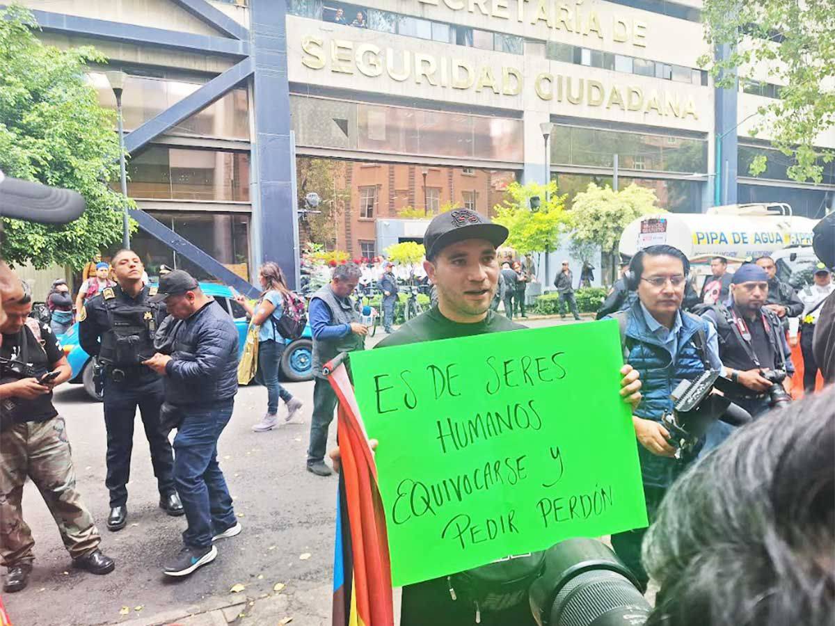 Hoy, al rededor de las 12:00 horas, se llevó acabo una protesta afuera de las oficinas de la Secretaría de Seguridad Ciudadana de la Ciudad de México (SSC-CDMX), en la que estuvieron cinco personas más acompañándolo, para que fuera reinstalado. Foto: Captura