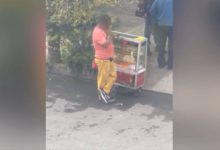 En un video, que ya está circulando en redes sociales, se observa al sujeto, quien viste un pantalón de mezclilla amarillo y playera entre rosa o naranja, frente a su carrito de gelatinas. Foto: Captura
