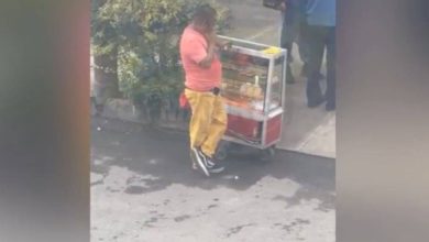 En un video, que ya está circulando en redes sociales, se observa al sujeto, quien viste un pantalón de mezclilla amarillo y playera entre rosa o naranja, frente a su carrito de gelatinas. Foto: Captura