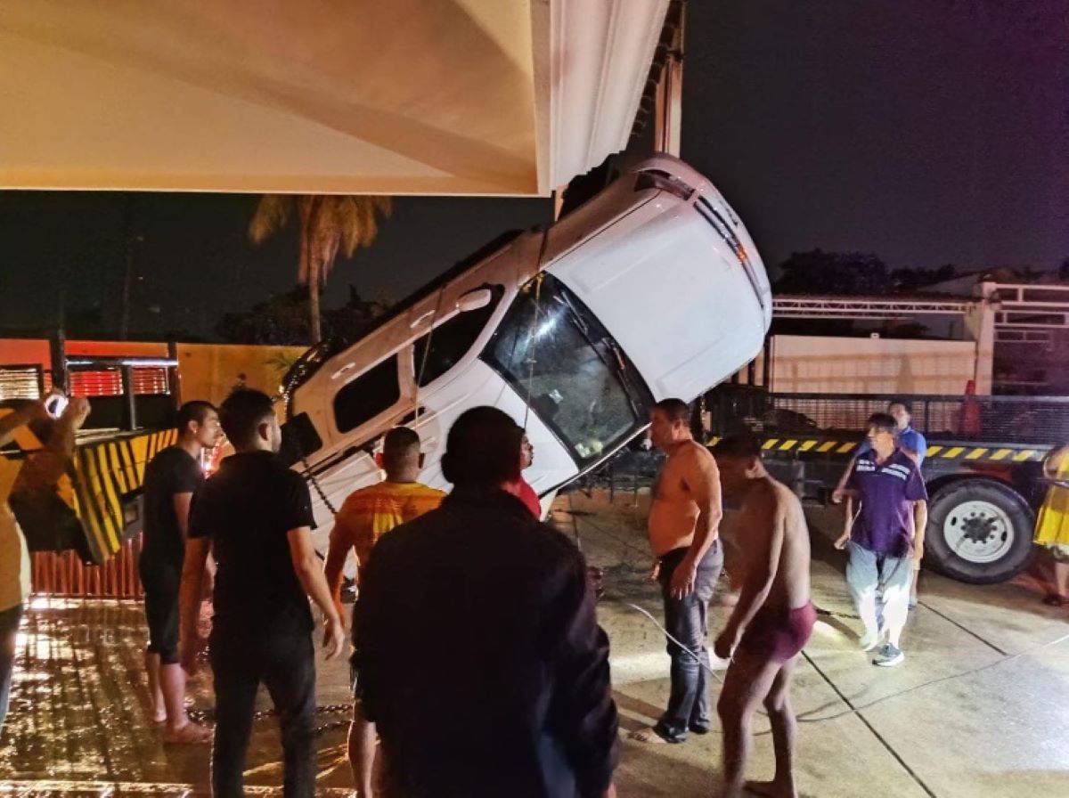 Este hecho ocurrió la noche del pasado sábado en el puesto de Coatzacoalcos, Veracruz, donde los jóvenes celebraban el fin del curso escolar en un muelle privado. Fotos: Especiales