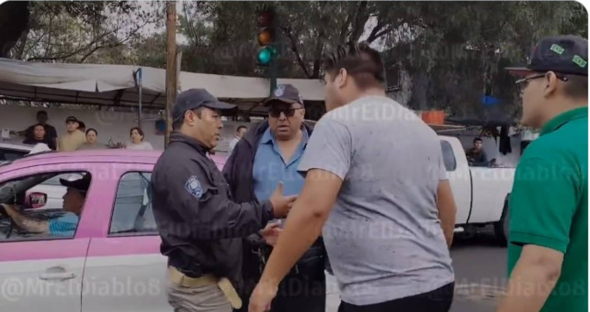 [VIDEO] Vecinos golpean a policías, se suben al cofre de un auto y rompen los vidrios para evitar detención