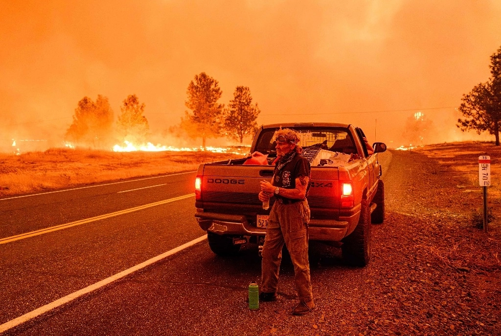 Bomberos combaten un incendio forestal en California Foto. AFP