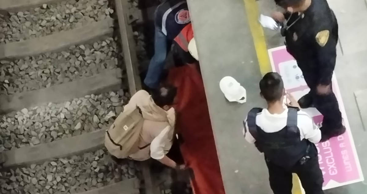 Mujer se avienta a las vías del Metro en la L12; sale sólo con algunos golpes