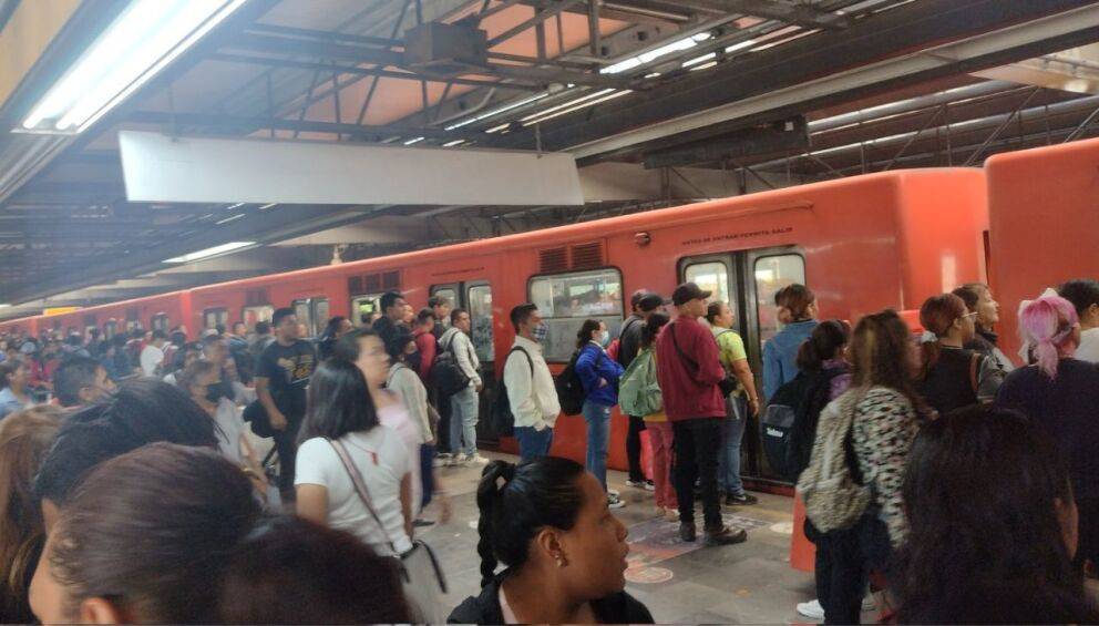 [VIDEO FUERTE] Rescatan a mujer que cayó a las vías en la Línea 5 del Metro