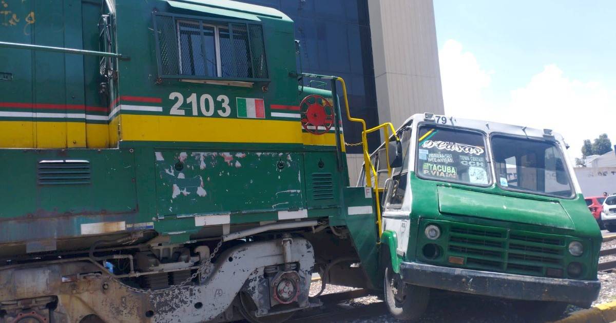 Pasajeros de micro saltan y se salvan de ser arrollados por el TREN en Tlalnepantla