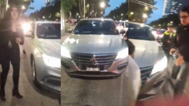 Este auto invade carril confinado del Metrobús en Reforma y causan zafarrancho sus ocupantes