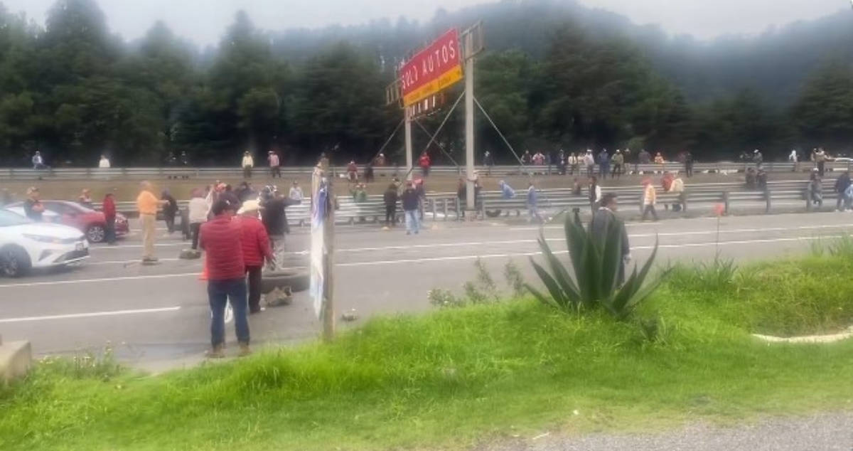 Bloqueo en la México-Toluca cumple 6 horas; ejidatarios amenazan con no retirarse