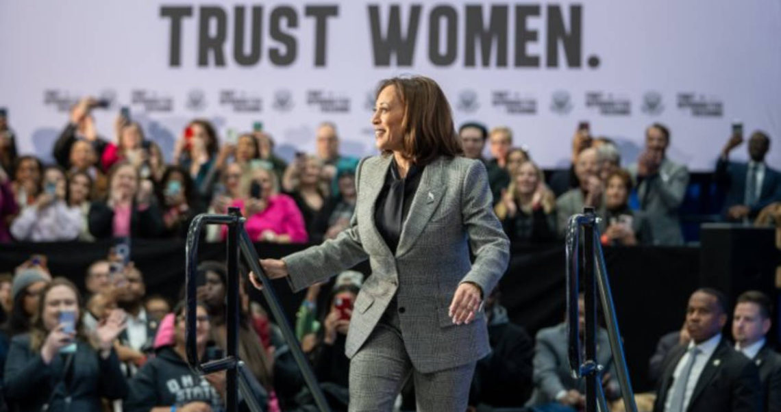 Kamala Harris aventaja a Donald Trump en la carrera a la presidencia de EU, según encuesta del WSJ