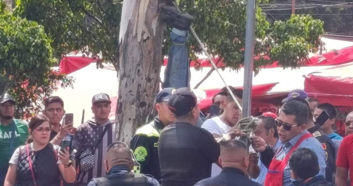 FOTOS: Atan y cuelgan de los pies a ladrón de batería de auto en medio de tianguis en Coyoacán