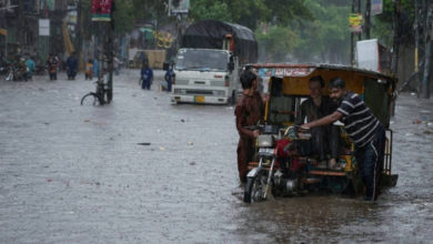 Inundaciones en Pakistán provocan que padres casen a sus hijas para sobrevivir