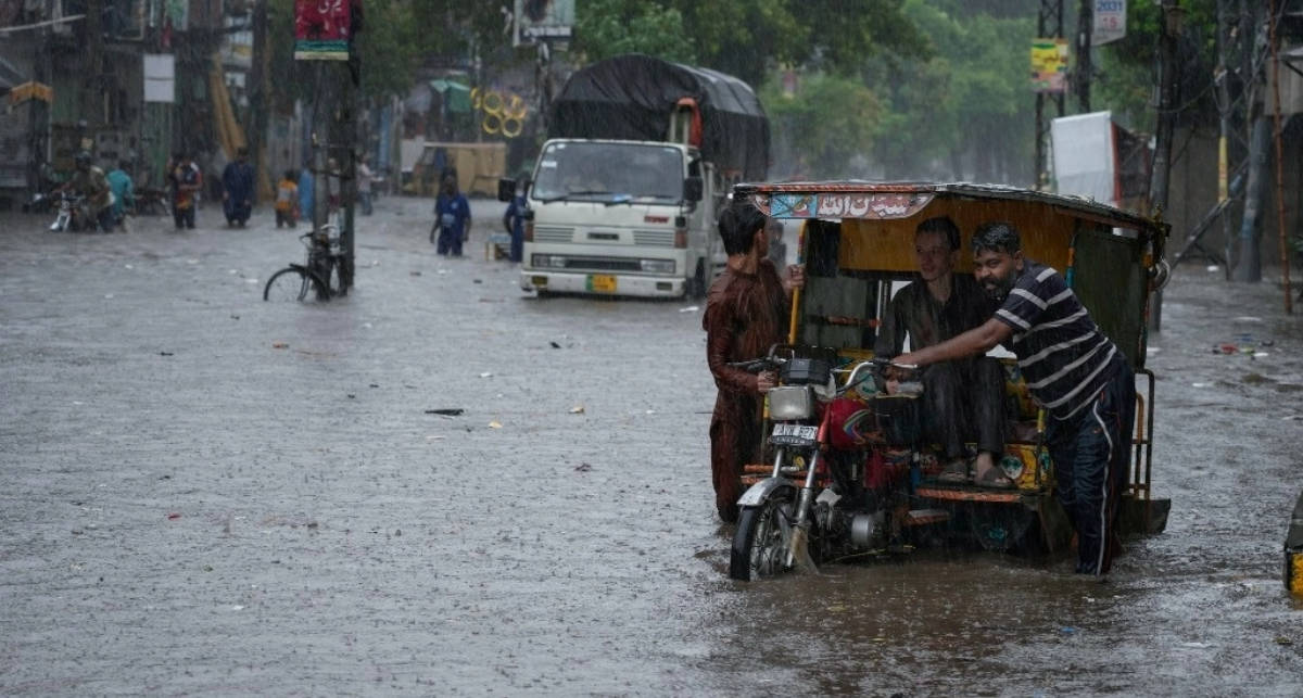 Inundaciones en Pakistán provocan que padres casen a sus hijas para sobrevivir