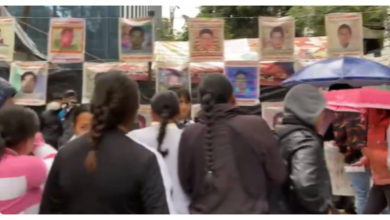 En conmemoración de los 10 años de Ayotzinapa, marchan los padres de los 43 estudiantes desaparecidos de la Normal Rural, Raúl Isidro Burgos.