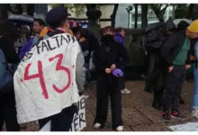 En conmemoración de los 10 años de Ayotzinapa, marchan los padres de los 43 estudiantes desaparecidos de la Normal Rural, Raúl Isidro Burgos.