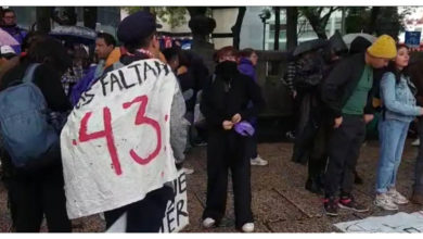 En conmemoración de los 10 años de Ayotzinapa, marchan los padres de los 43 estudiantes desaparecidos de la Normal Rural, Raúl Isidro Burgos.