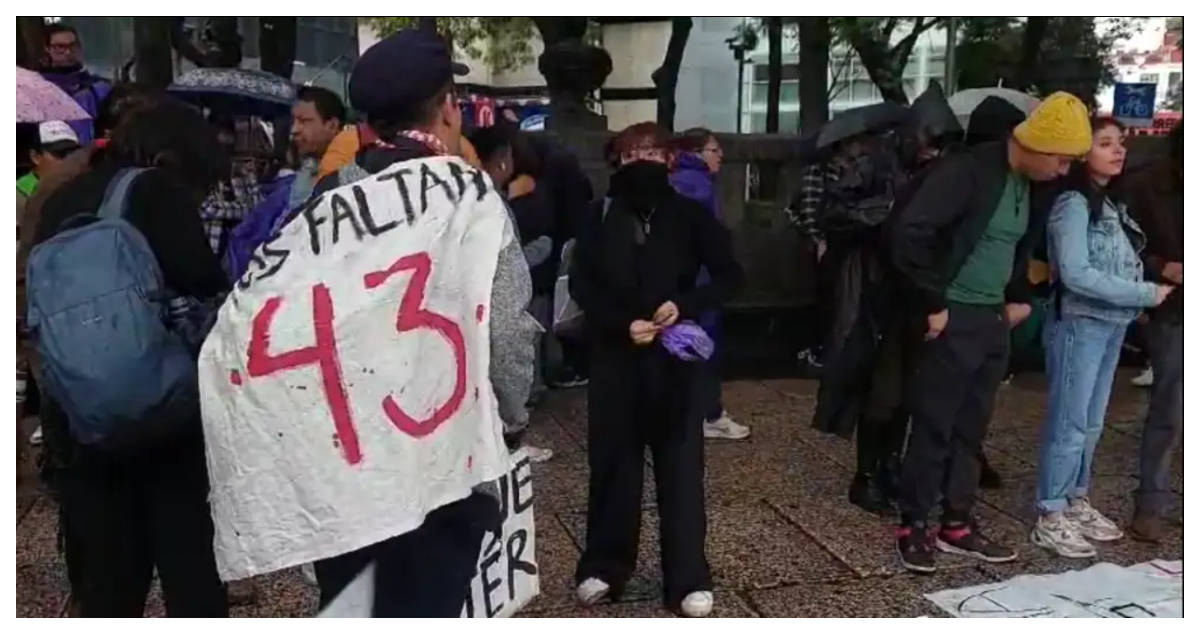 En conmemoración de los 10 años de Ayotzinapa, marchan los padres de los 43 estudiantes desaparecidos de la Normal Rural, Raúl Isidro Burgos.