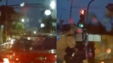 [VIDEO] Automovilista confronta a montachoques y evita ser asaltado; ladrón se sube al cofre