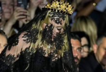 Madonna llega a la Semana de la Moda en Milán; estuvo en el desfile de Dolce & Gabbana