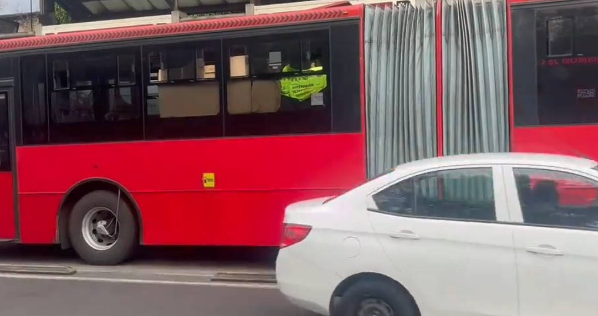 Abuelito muere dentro de una unidad del Metrobús de la L1; suspenden servicio en la estación