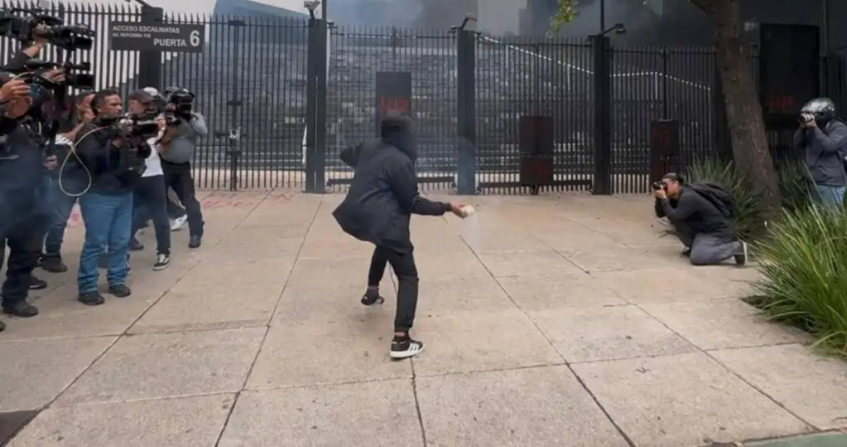 Normalistas de Ayotzinapa lanzaron cohetones a las instalaciones del Senado de la República.