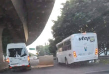 Tráiler tira grandes rollos de papel en carriles centrales de la autopista México- Querétaro