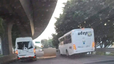 Tráiler tira grandes rollos de papel en carriles centrales de la autopista México- Querétaro