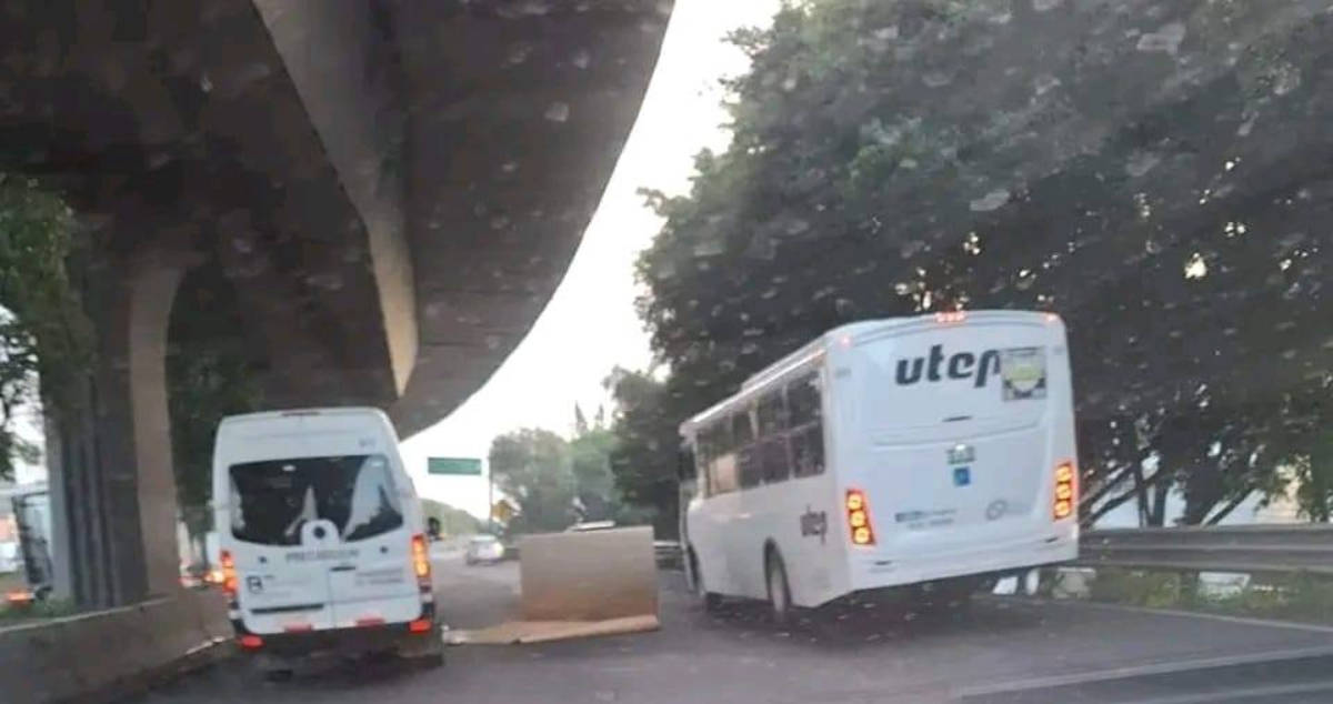 Tráiler tira grandes rollos de papel en carriles centrales de la autopista México- Querétaro