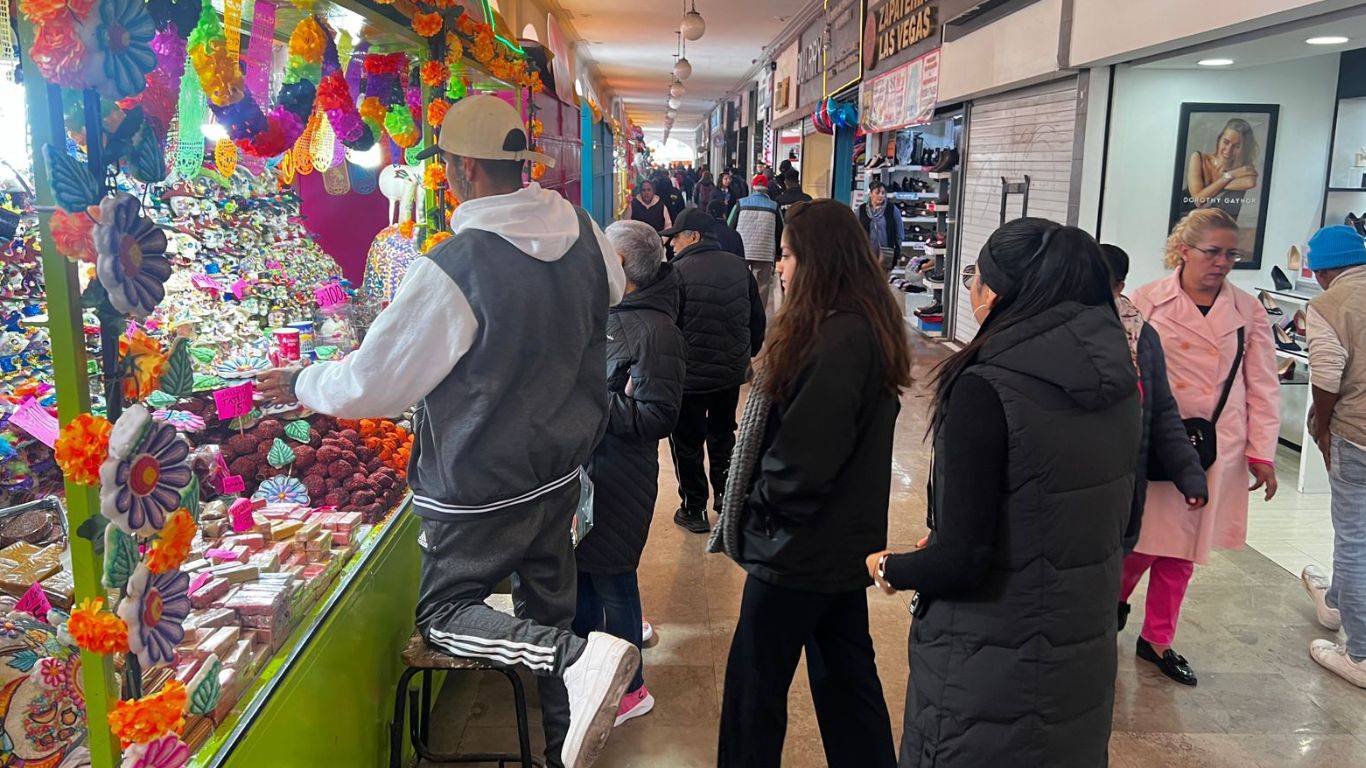 Visitantes en la Feria del Alfeñique