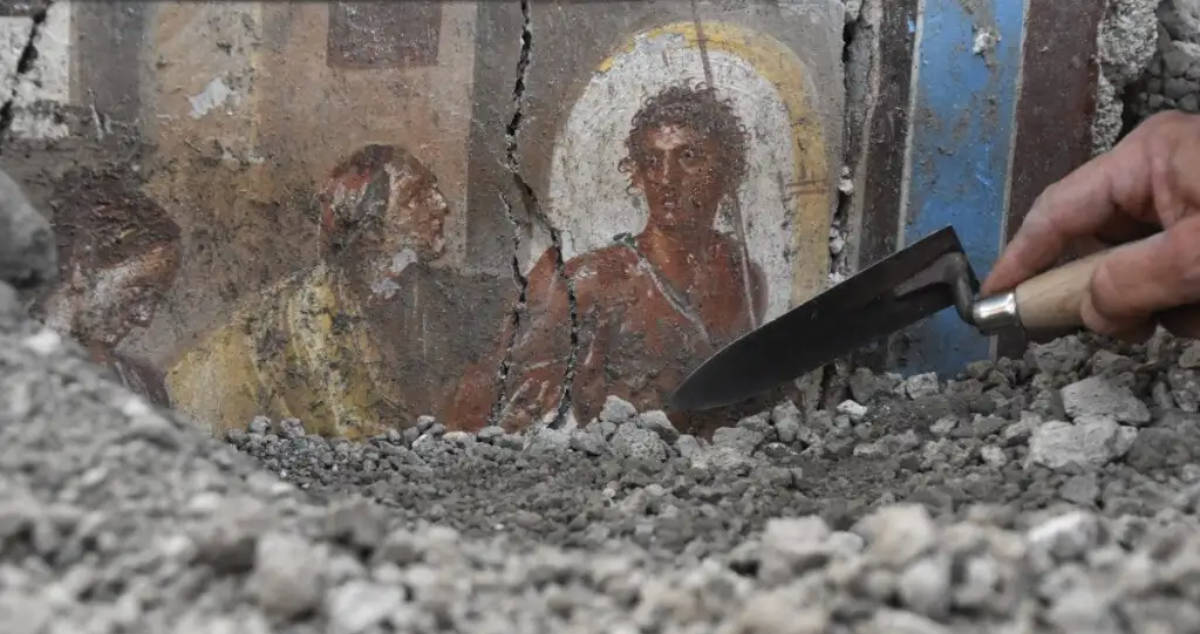 Arqueólogos descubren casa en Pompeya adornada con frescos