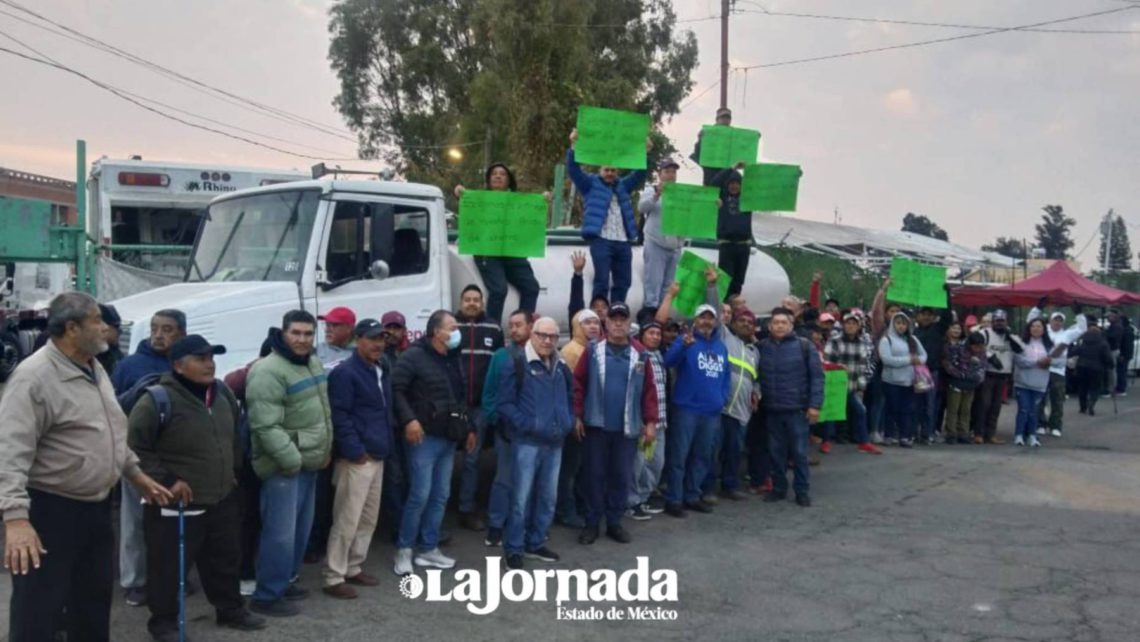 Desde tempranas horas, integrantes del SUTEYM se manifiestan en Ecatepec , a las afueras de las instalaciones, exigiendo un plan de pago.