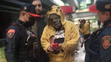 Zombie’ aterroriza a usuarios del Metro de la CDMX; es detenido por la policía