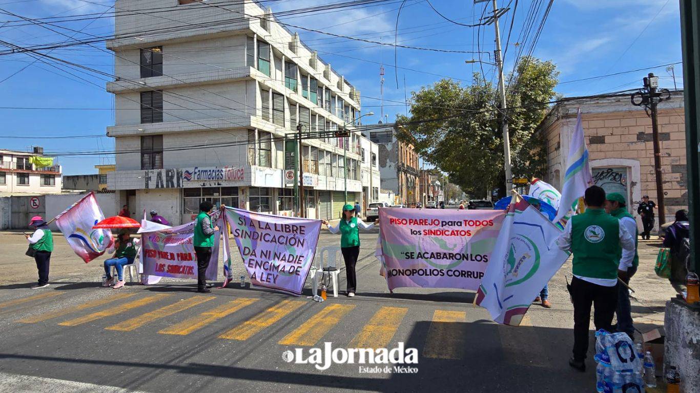 Manifestación en la Secretaría de Salud por parte de trabajadores que exigen derechos sindicales