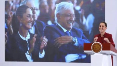 La presidenta Claudia Sheinbaum felicita a AMLO por su cumpleaños 71 durante la 'mañanera del pueblo' desde Palacio Nacional.