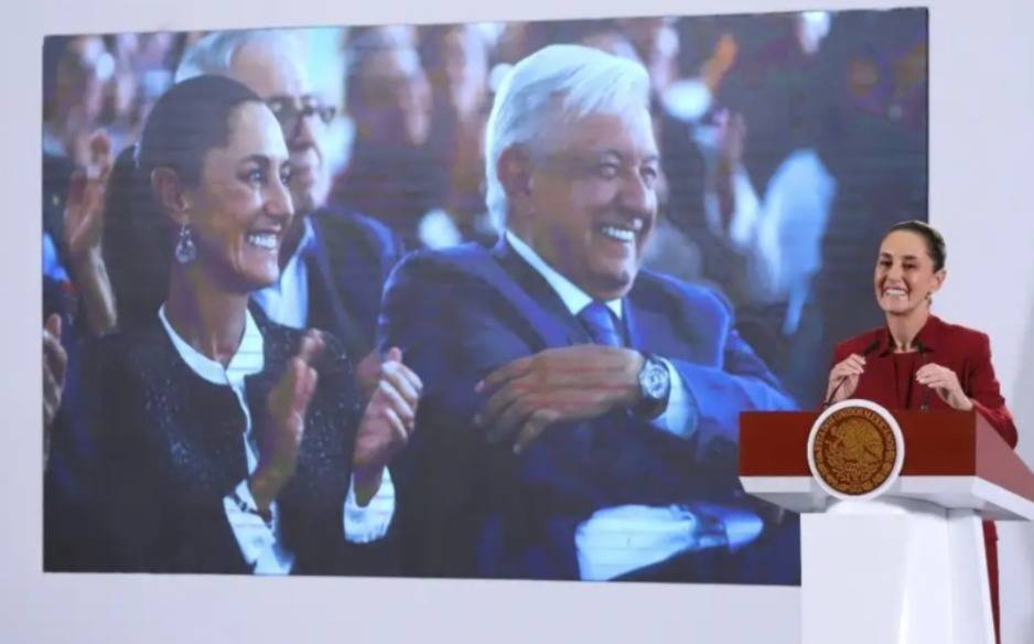 La presidenta Claudia Sheinbaum felicita a AMLO por su cumpleaños 71 durante la 'mañanera del pueblo' desde Palacio Nacional.