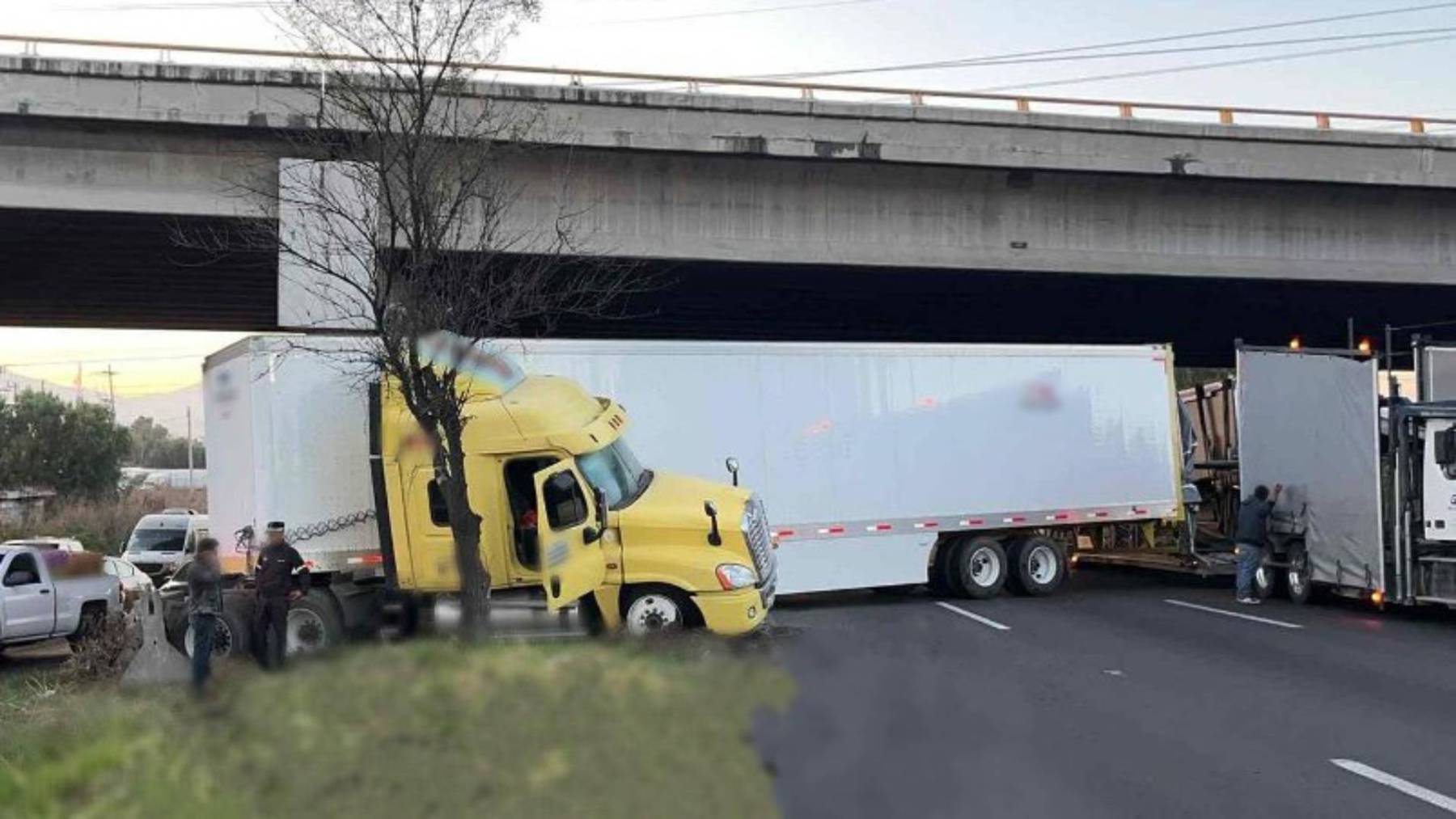 [VIDEO] Tráiler pierde el control y se estrella contra un muro en la México-Querétaro